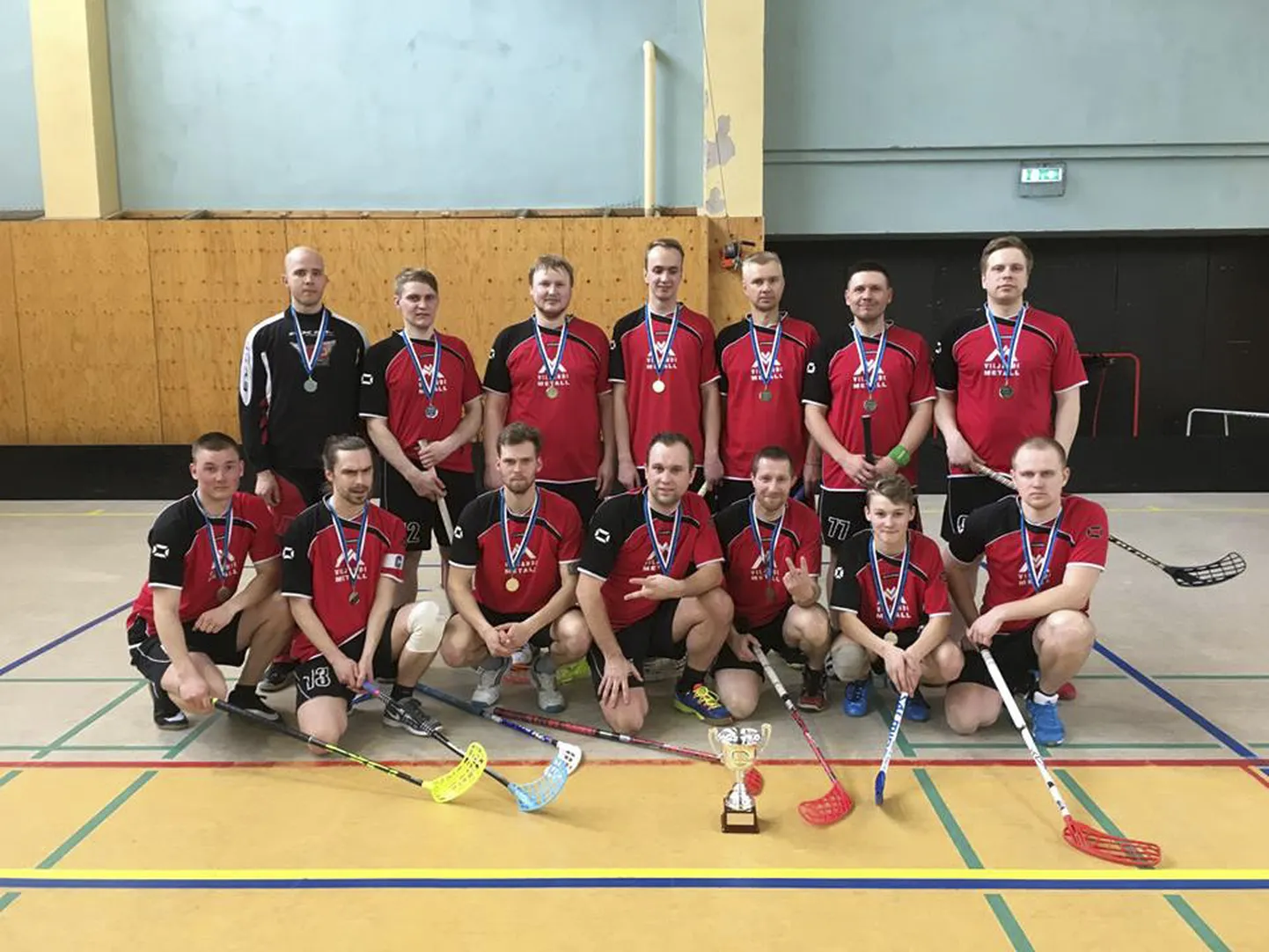 Viljandi Metalli meeskond pälvis Eesti saalihoki meistrivõistluste teise liiga turniirilt hõbemedali.