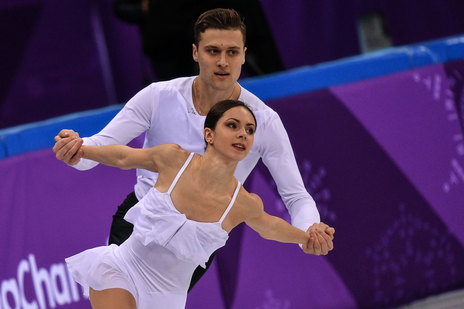 Natalja Zabijako ja Aleksander Enbert võitsid iluuisutamise võistkonnavõistluses hõbemedali olümpialipu all.