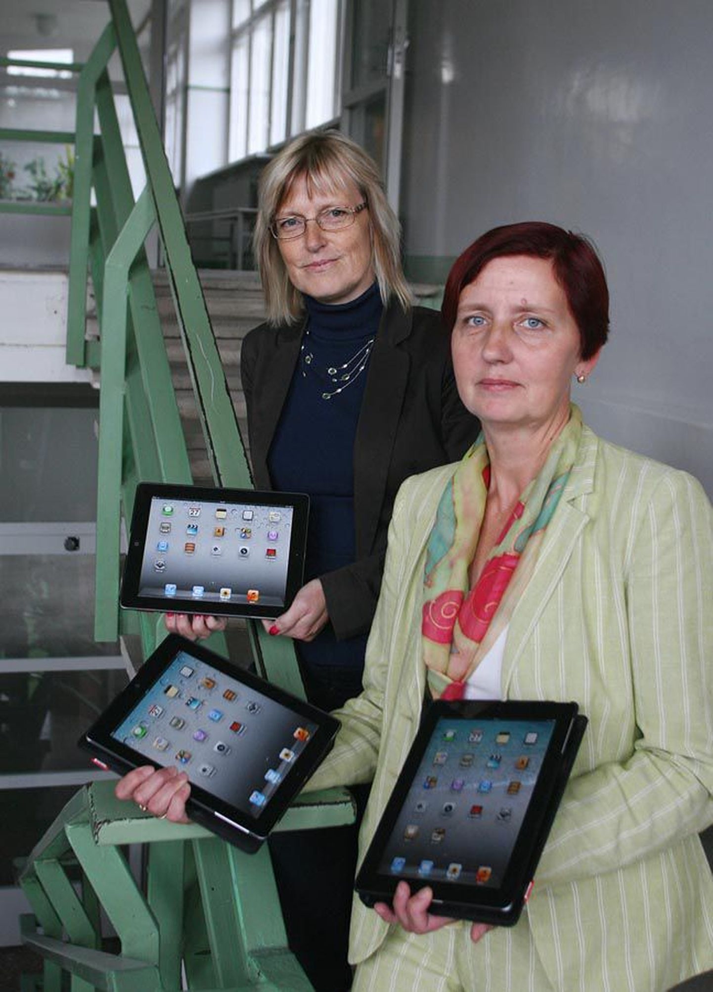 Tarvastu gümnaasiumi direktor Ene Savi (esiplaanil) ja õppejuht Anne Põldsaar näitavad kolme 25 tahvelarvutist, millega uuel õppeaastal tundidesse vaheldust tuuakse.
