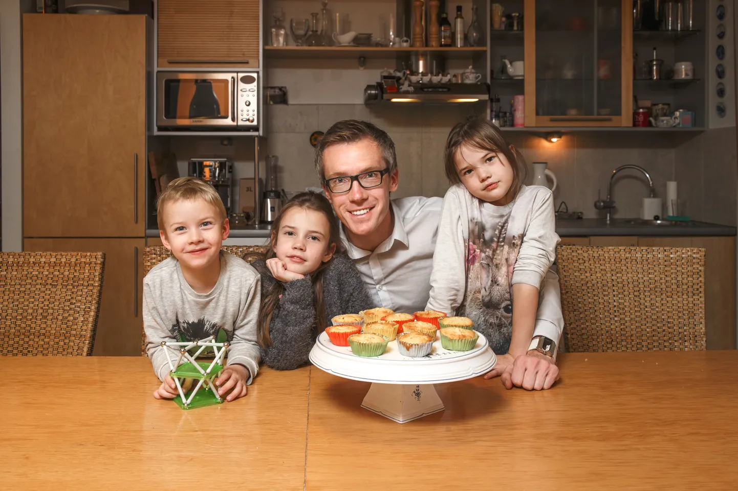 Muffinid isale, see on imelihtne! Keskel isa Janno Pajo, vasakul Alfred ja Helene, paremal Frida.