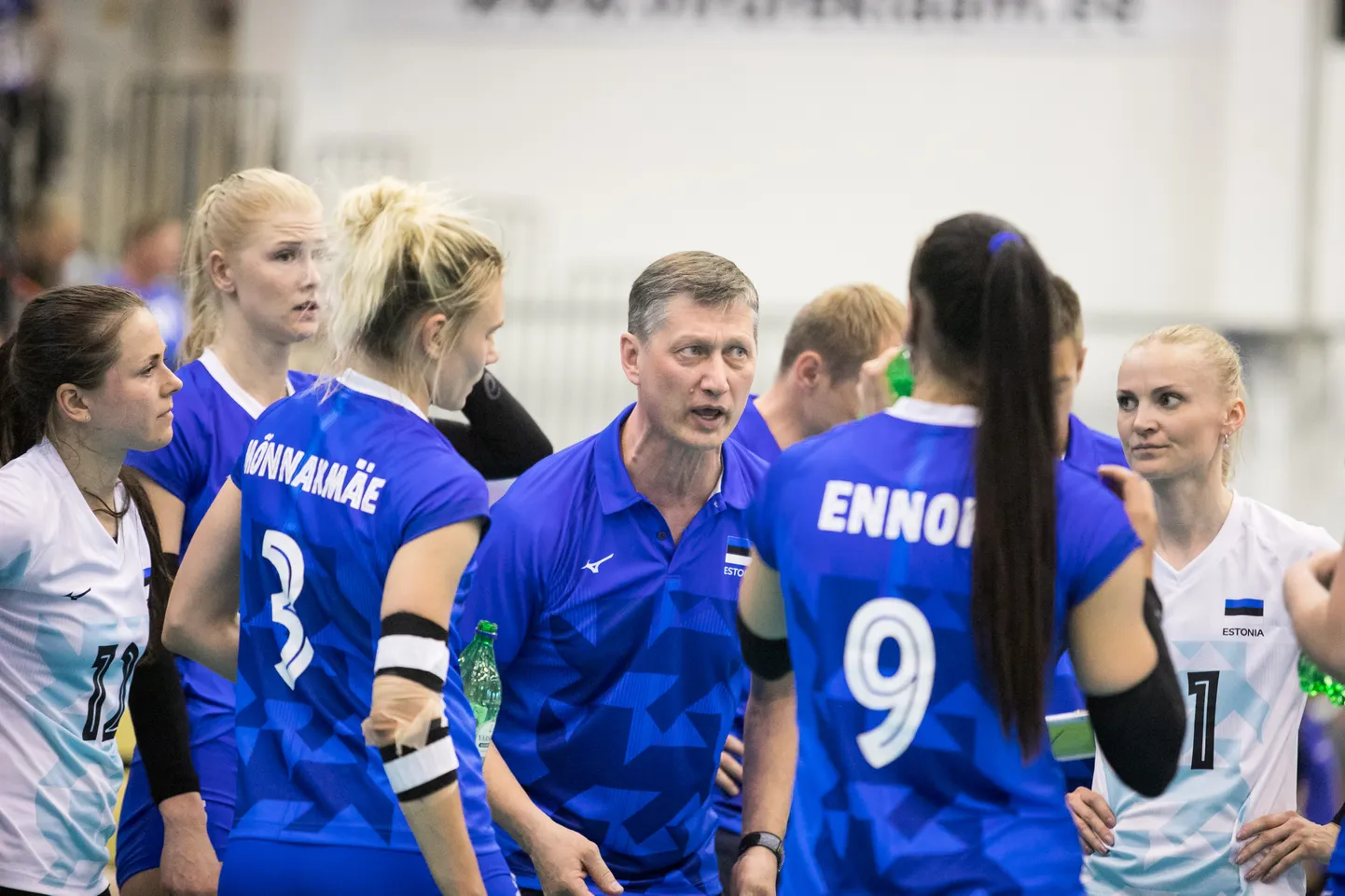 Edukas Eesti naiste võrkpallikoondis koos oma peatreeneri Andrei Ojametsaga.