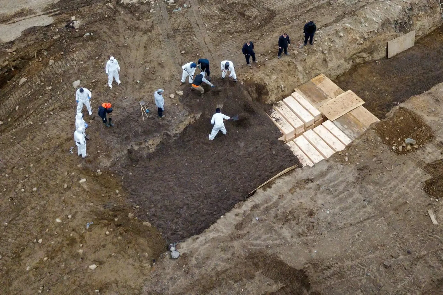 Koroonaohvrite matmine Harti saarele 2020. aasta 9. aprillil. FOTO: Lucas Jackson/Reuters/Scanpix