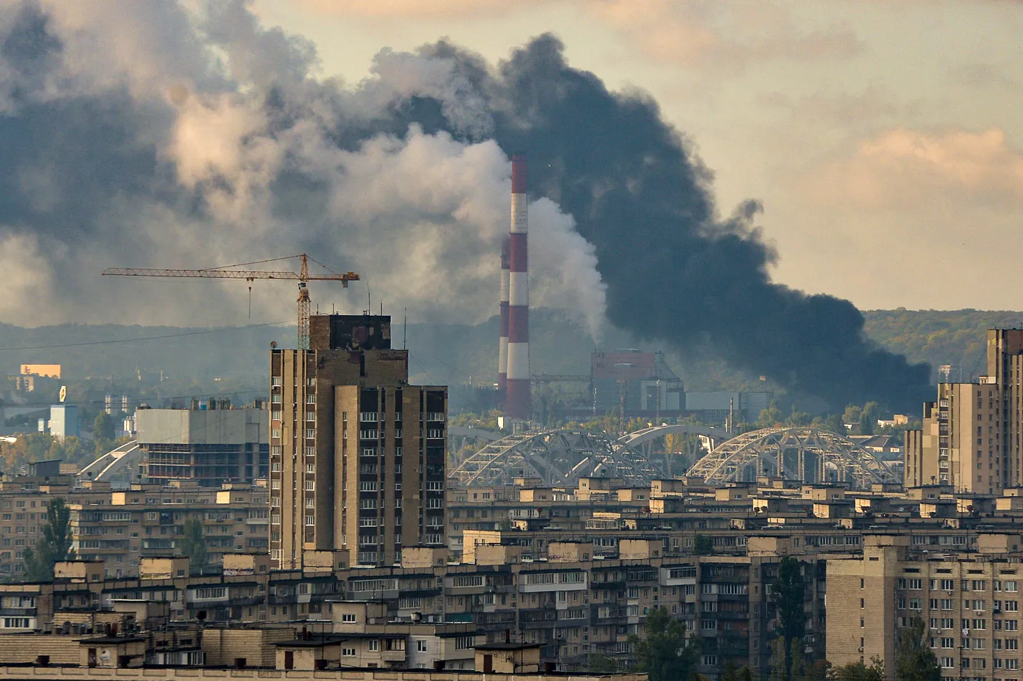 Melni dūmi pār Ukrainas galvaspilsētu Kijivu pēc Krievijas apjomīgā raķešu uzbrukuma 10. oktobrī,