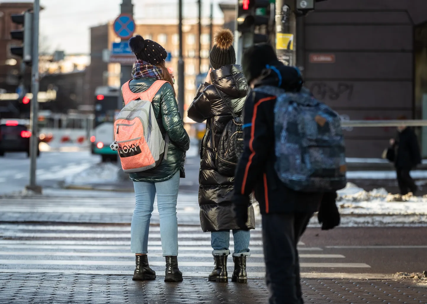 Kooliõpilasi ootab taas tee kooli.

School children on the street. Due to the coronavirus, there may be desicion schoolwork can continue remotely only. 
Foto Mihkel Maripuu, Postimees