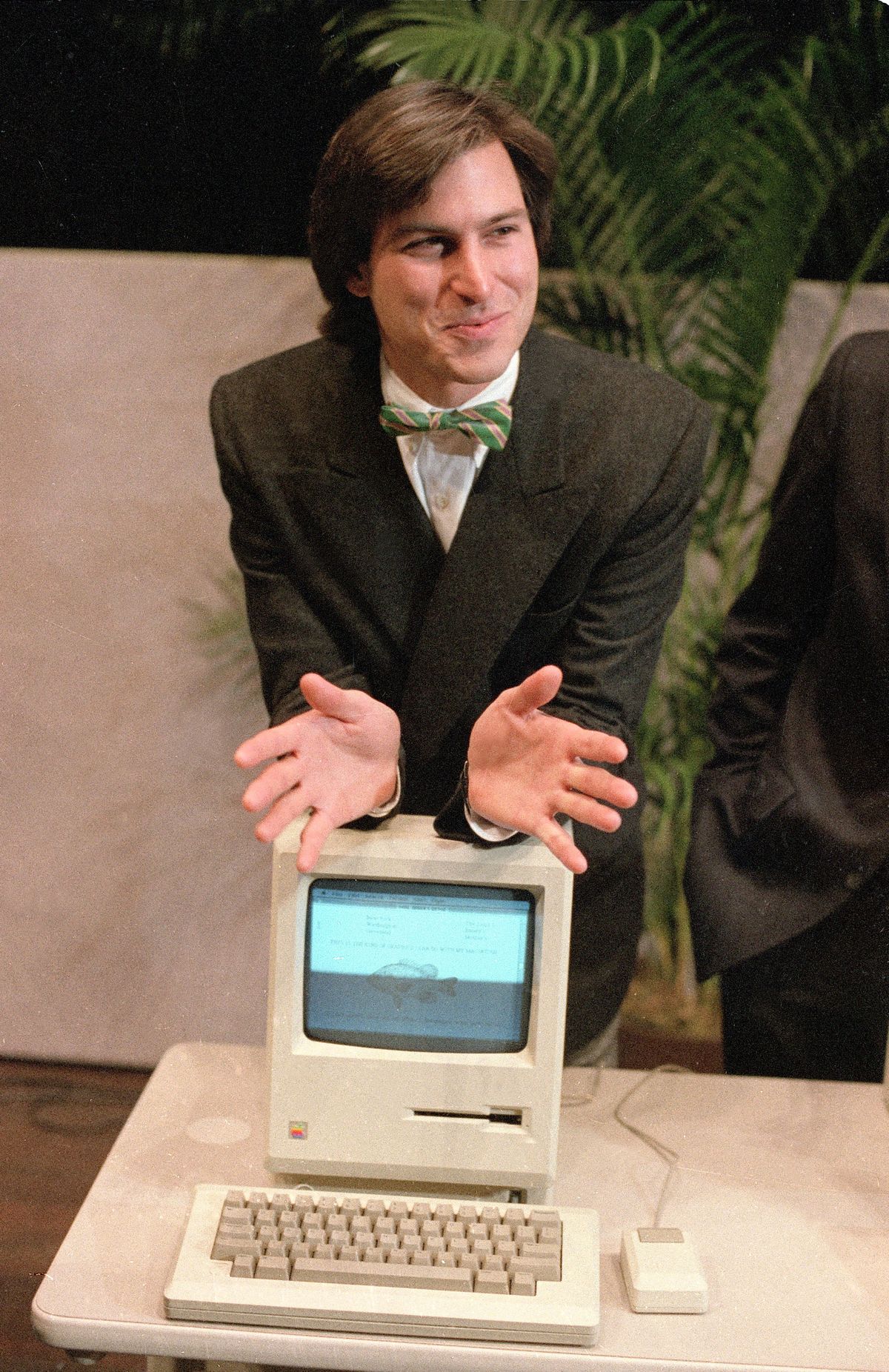 Ettevõtte Apple Computer, Inc. (nüüdne Apple Inc.) juhatuse esimees, Steve Jobs, nõjatub uuele Macintoshile. 1984 