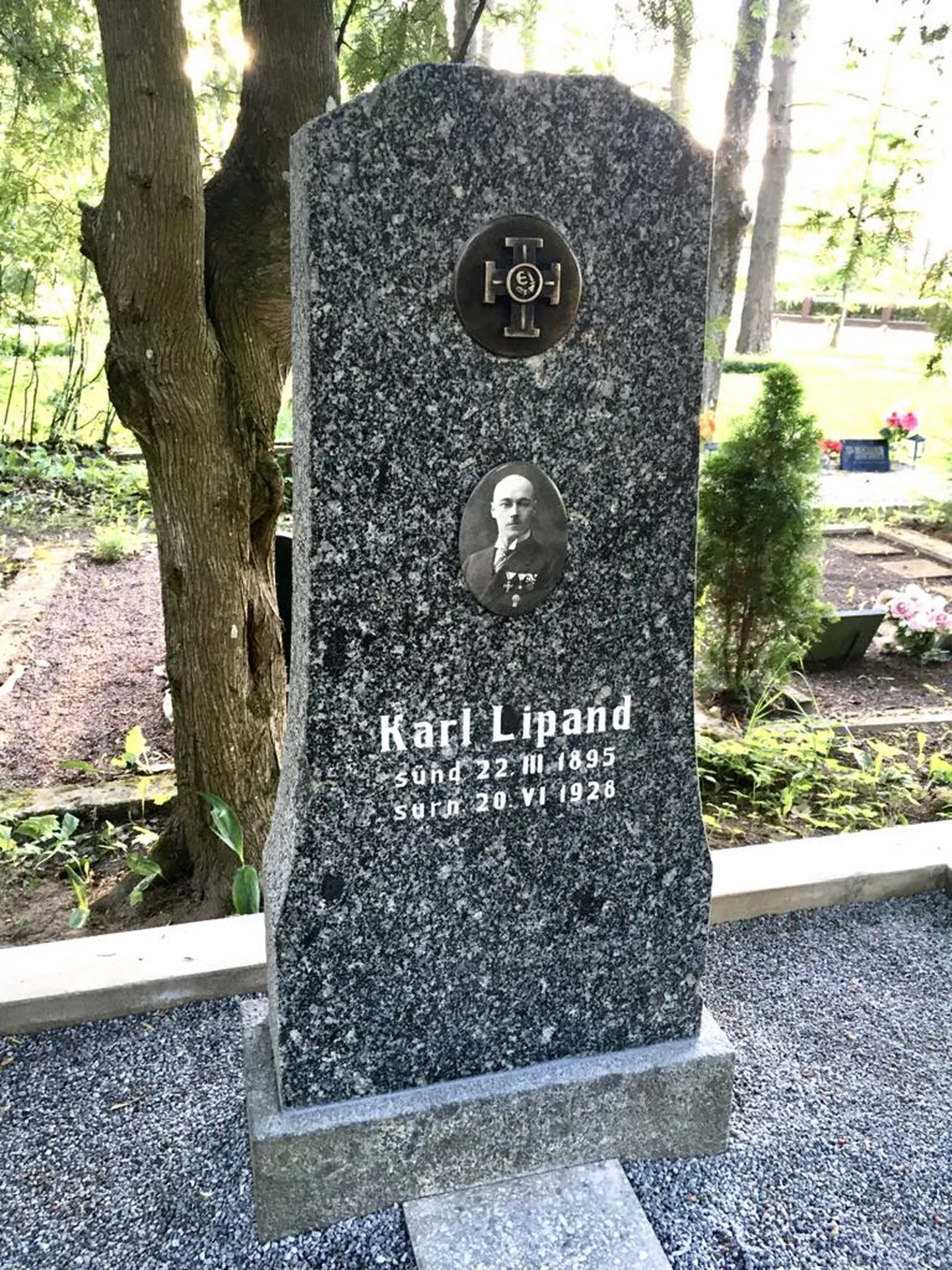 Karl Lipandi korrastatud hauakivi.
