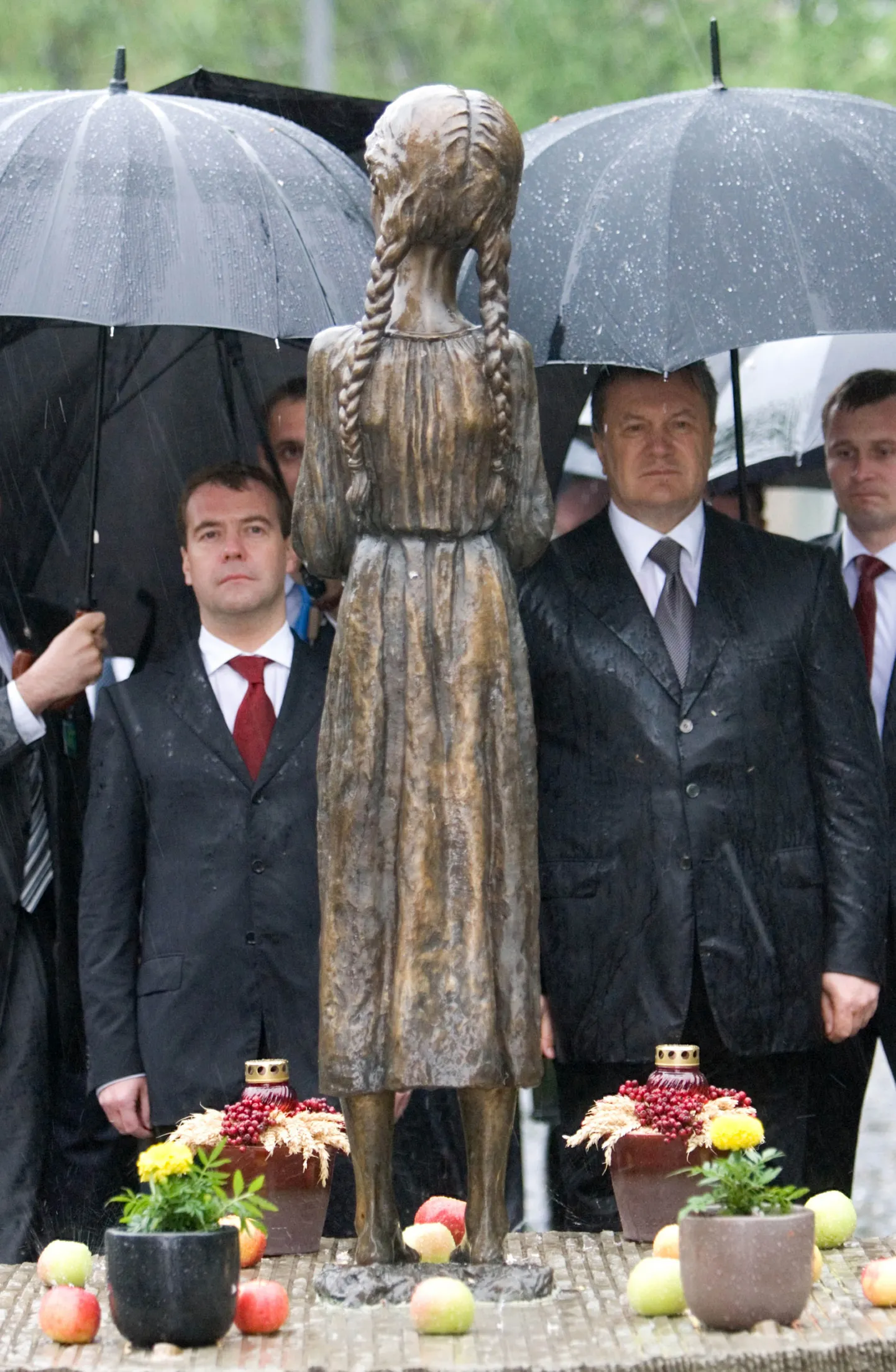 Venemaa president Dmitri Medvedev (vasakul) ja Ukraina riigipea Viktor Janukovõtš Kiievis asuva näljahäda mälestuseks rajatud kuju juures.