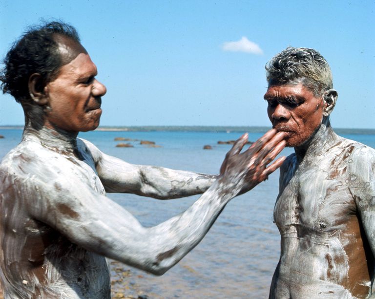 Austraalia aborigeenid tegemas «sõjamaalingut»
