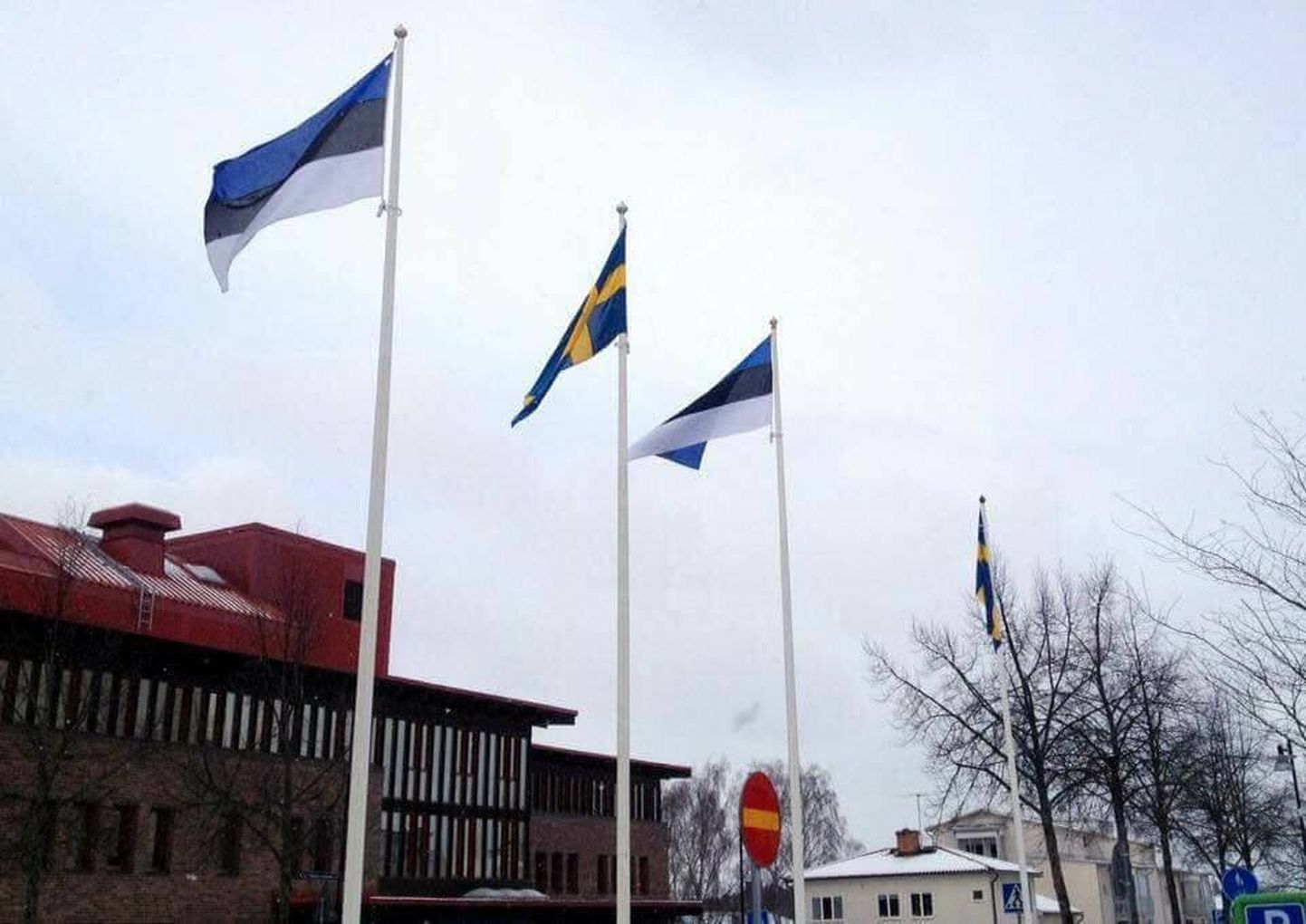 Rootsis Sigtunas lehvivad Eesti lipud.