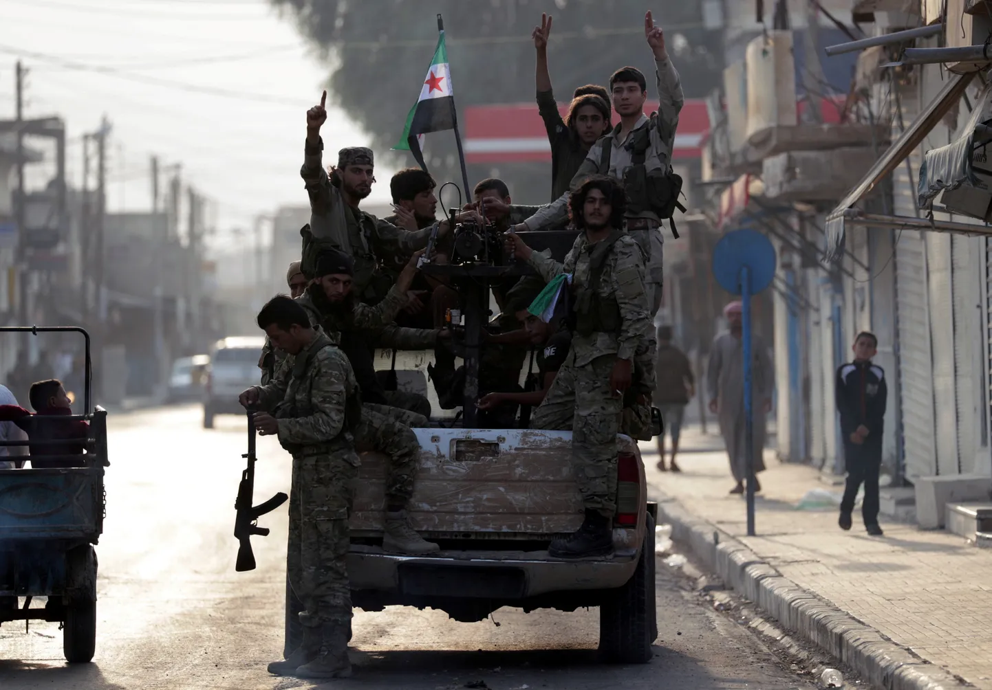 Türgi toetusega Süüria mässulised võitlejad Tal Abyadi piirilinnas.
