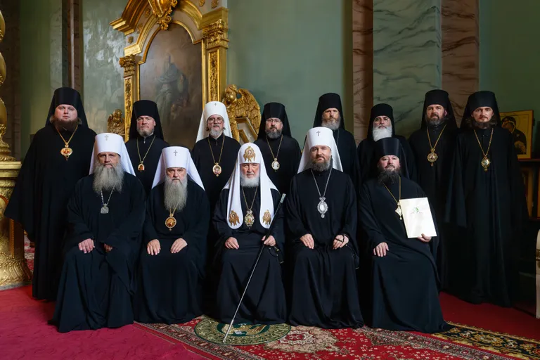 Групповое фото после литургии в императорском соборе апостолов Петра и Павла в Петропавловской крепости Санкт-Петербурга. 12.07.2024 г. Второй слева в верхнем ряду - епископ Нарвский и Причудский Лазарь.
