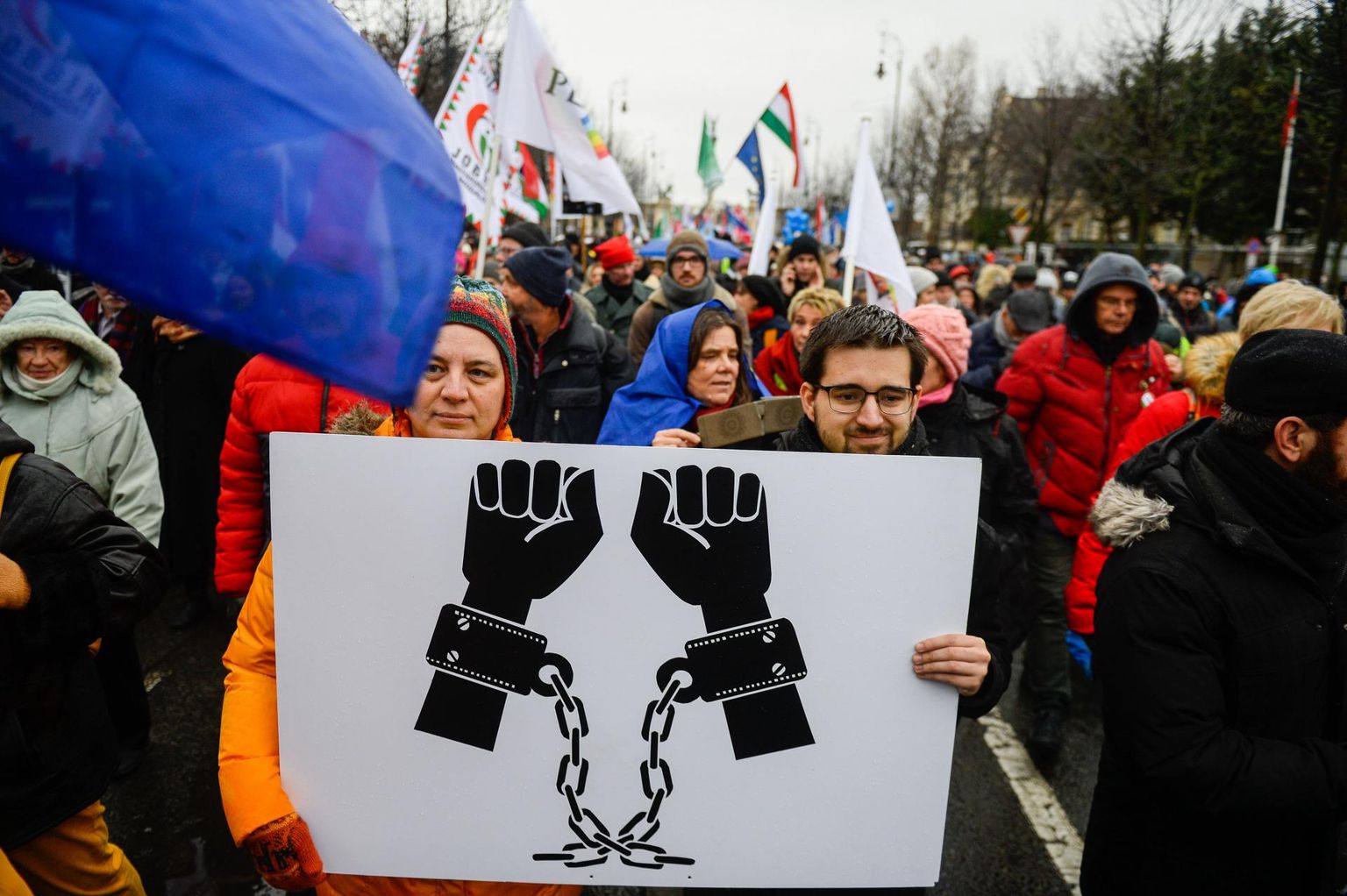Uue tööseaduse ja Ungari peaminister Viktor Orbáni valitsuse vastu meelt avaldavad protestijad Budapestis. Freedom House’i hinnangul on ka kogunemisvabadus selles riigis ohus.