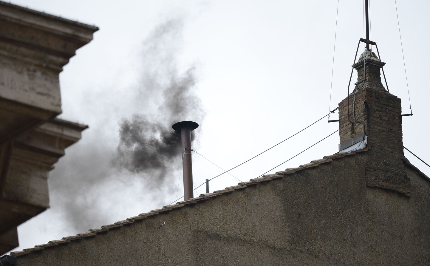 Must suits väljub Sixtuse kabeli katusel olevast korstnast.