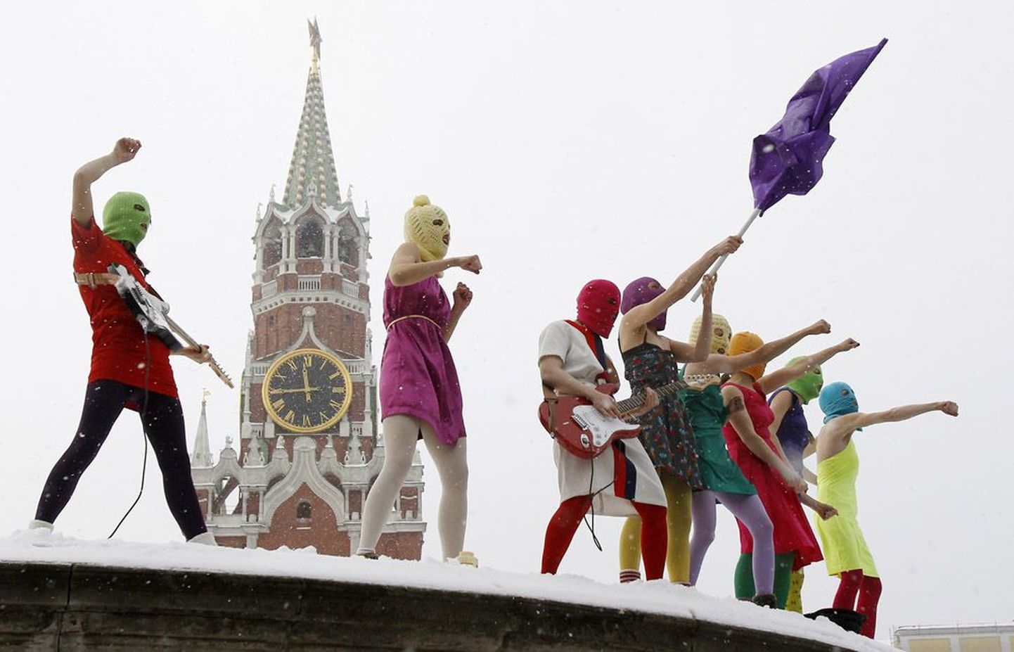 Punkbändi Pussy Riot liikmed neile kuulsust toonud aktsioonil Moskva Punasel väljakul.