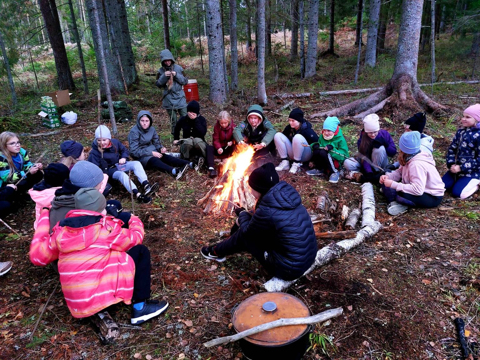 Tõri põhikooli 5. ja 6. klasside tüdrukud käisid metsas matkamas, et õppida kuidas ellu jääda ja looduses hakkama saada.