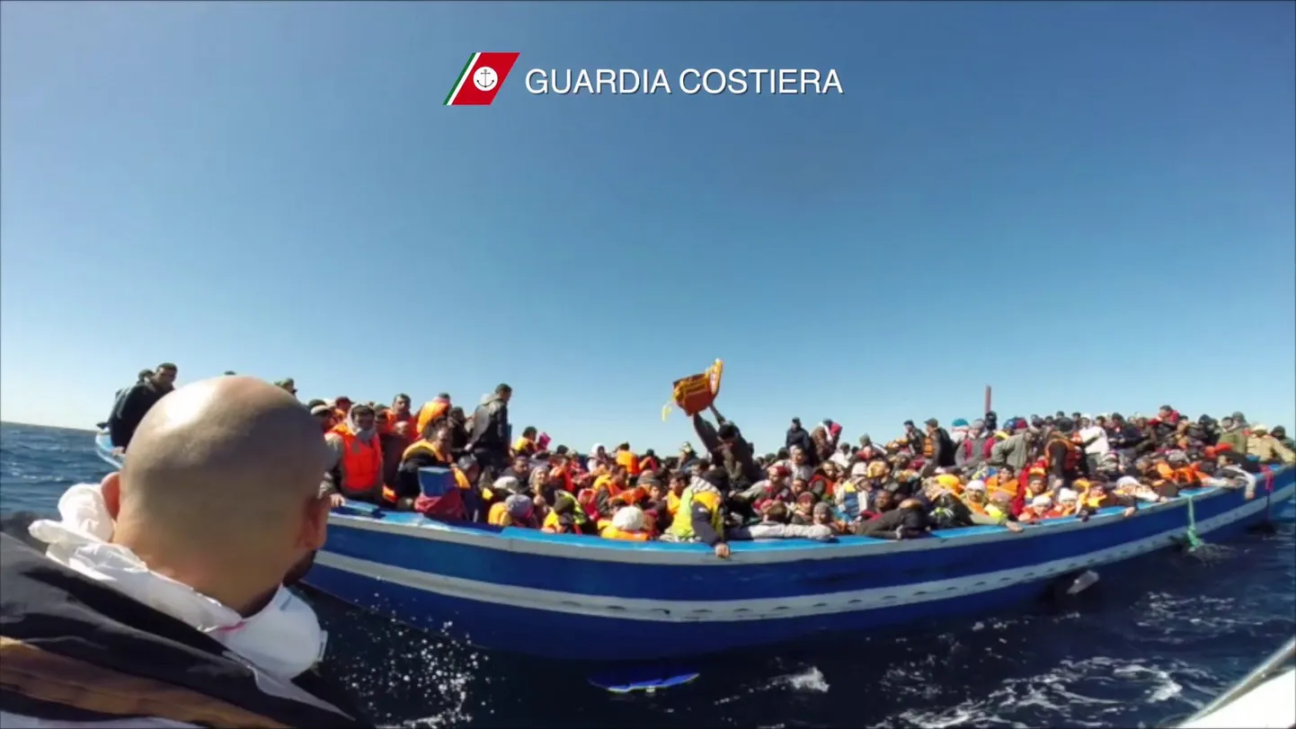 Põgenikega laev Itaalia ranniku lähedal.
