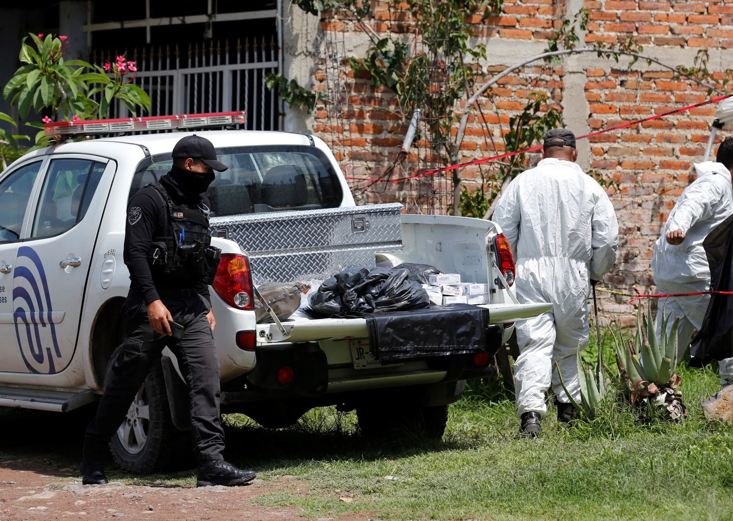 Mehhiko Jalisco osariigi prokuratuuri ja kohtuekspertiisi instituudi töötajad tegutsemas El Salto politseijaoskonna lähedal, kus avastati vähemalt 23 inimese säilmetega ühishaud.