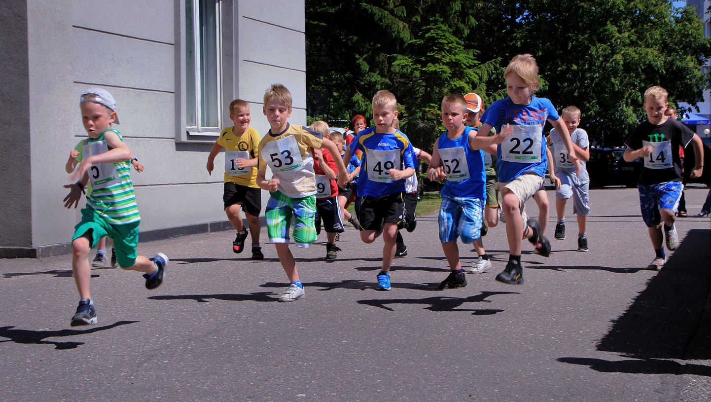 Esimesel Võidupüha maratonil võistlesid ka lapsed, kes tegid tiiru Pärnus Rüütli platsil.