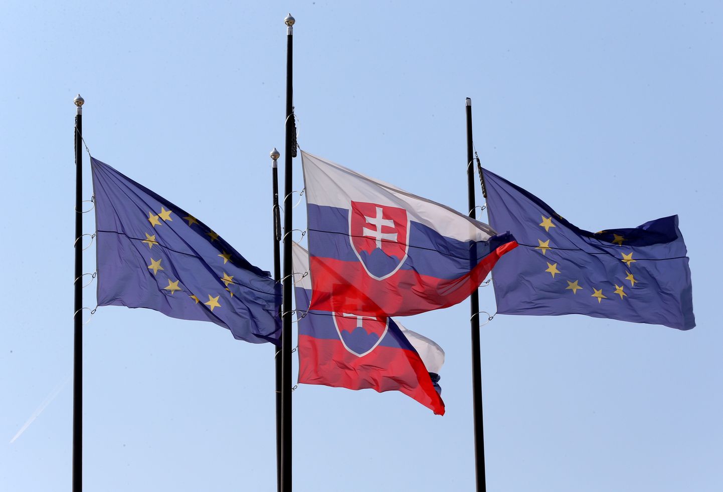 Флаги ЕС и Словакии.