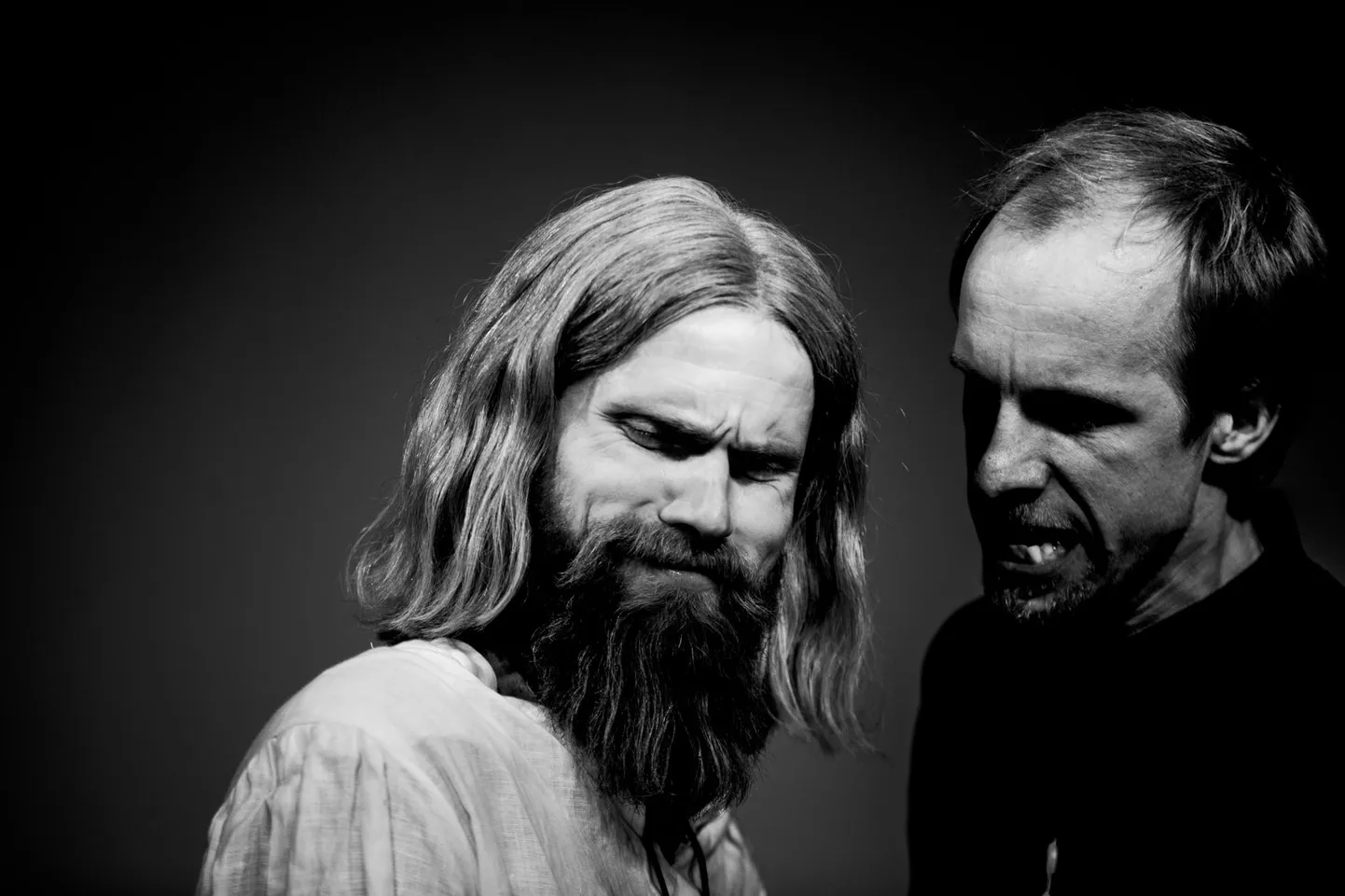 FOTO: Liivlaste vanem Kaupo (Nero Urke, paremal) näeb, et rahva ainus võimalus hukust pääseda on vastu võtta ristiusk. Lõhavere vanem Lembitu (Kristo Viiding) seisab vihaselt vanade eluviiside säilimise eest.