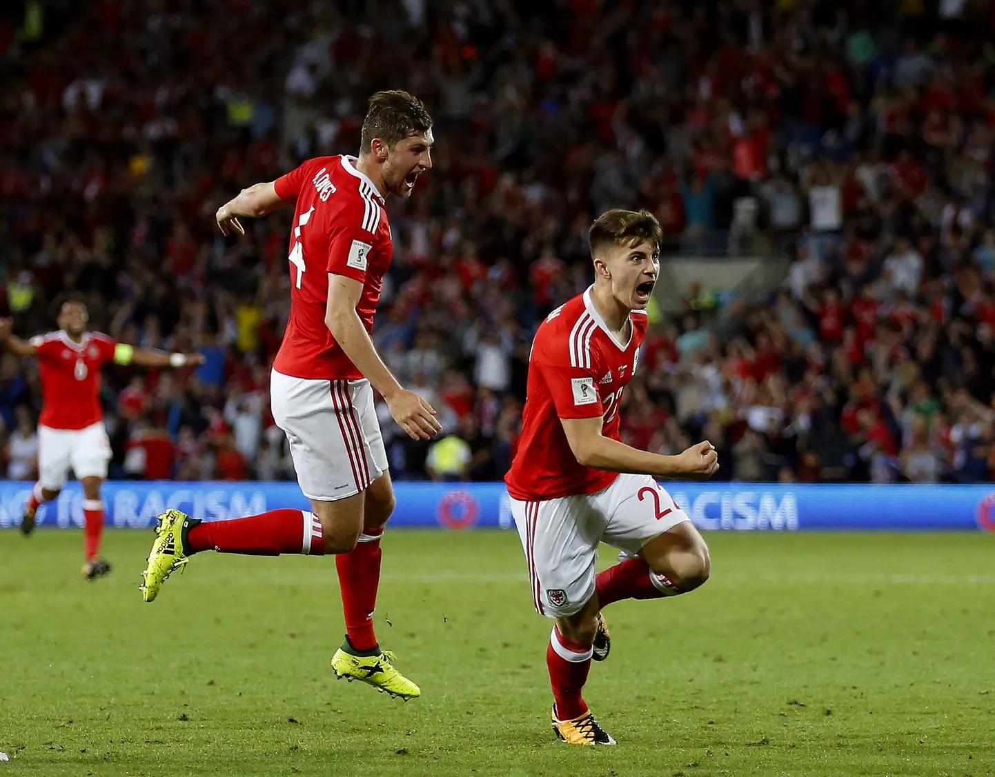 Ben Woodburn (paremal)