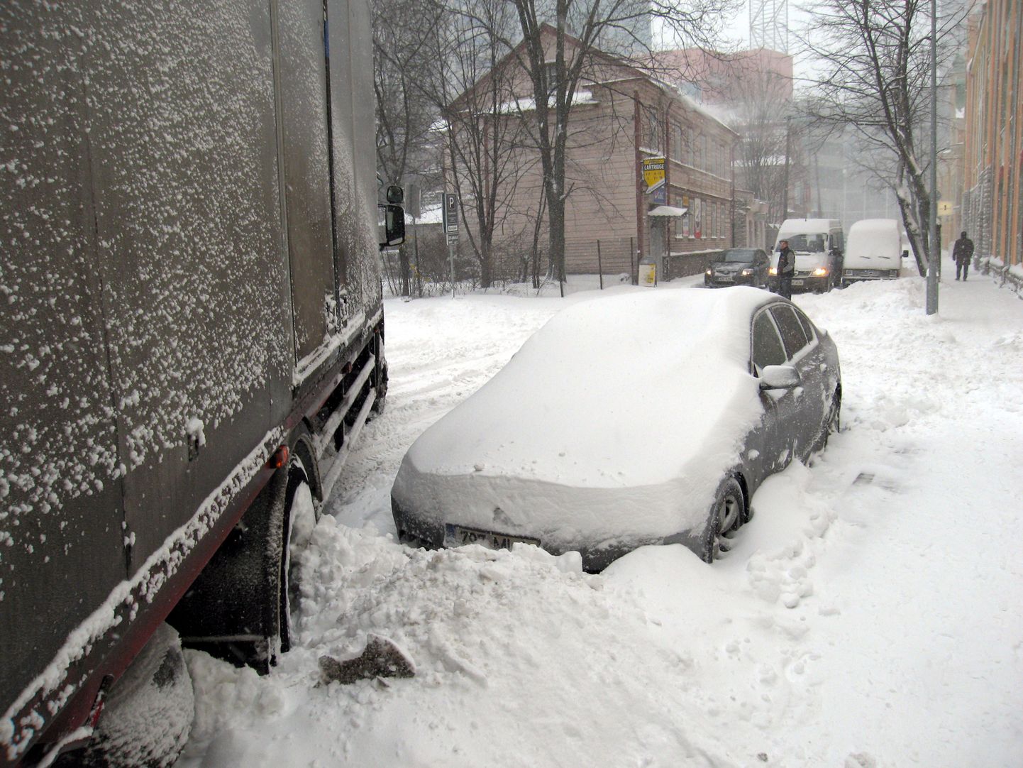 Maakri tänav Tallinnas, mis on lumme kinni manööverdamisel jäänud kaubiku tõttu liikluseks suletud.
