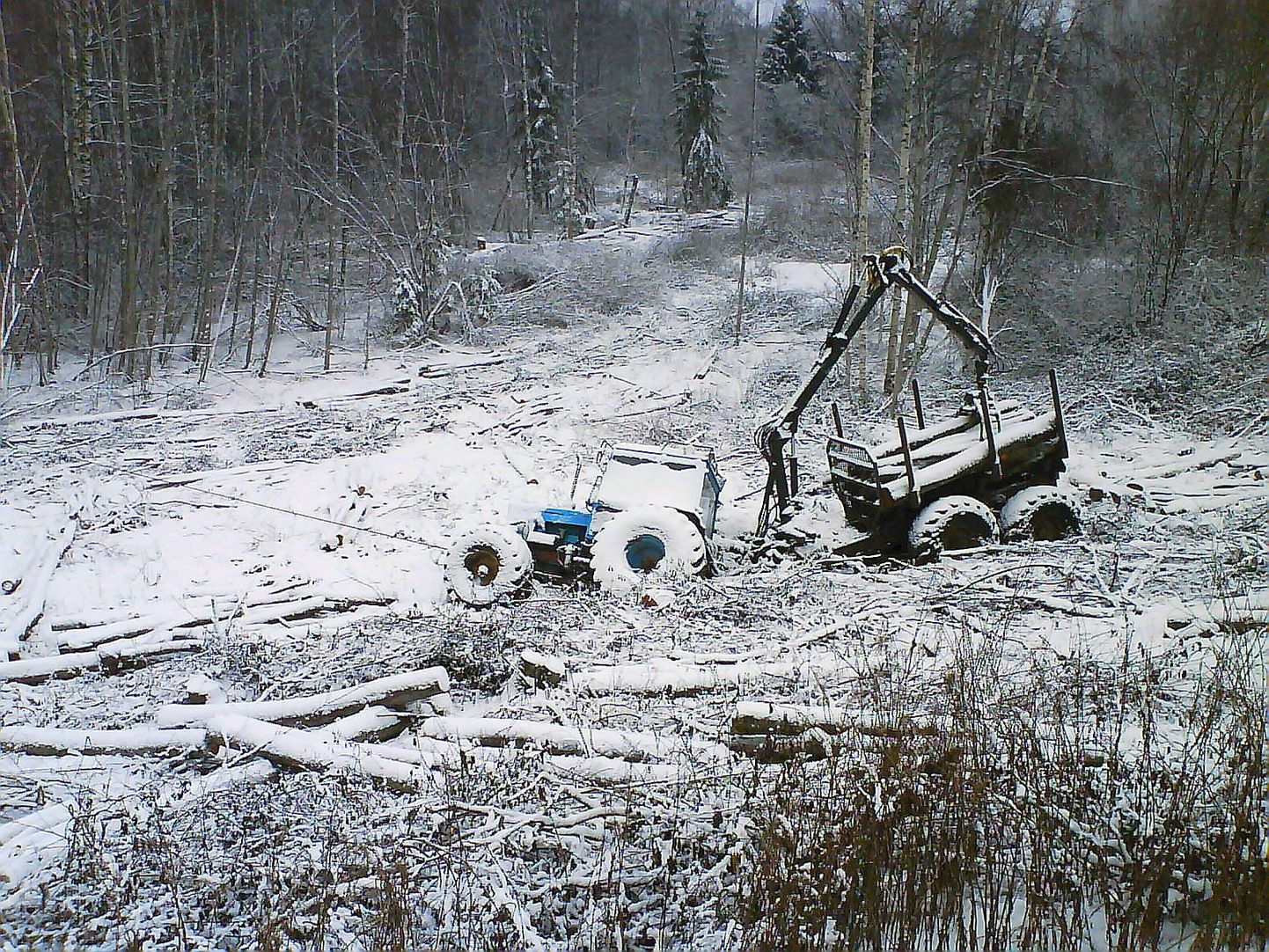 Haagisega traktor oli hommikul Tartu tee ääres mutta takerdunud.
