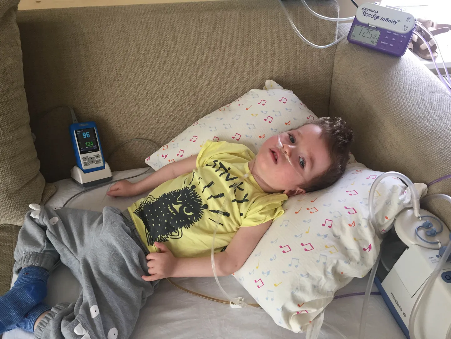 Üheaastane Mirko vajab toidusegu, sest ta toitub sondi kaudu.