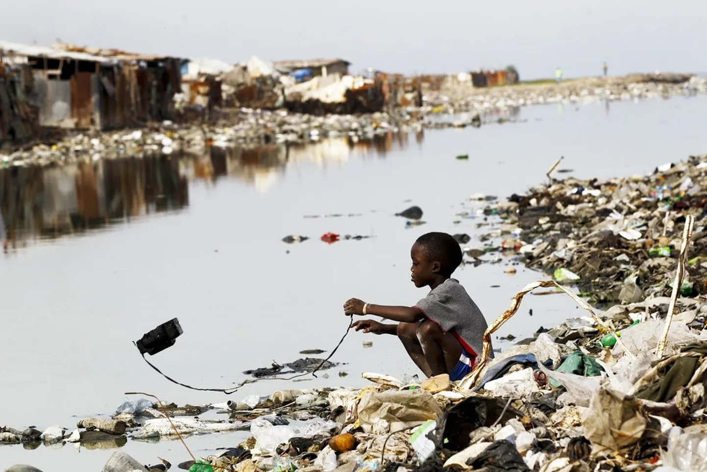 Aasta pärast ohvriterohket looduskatastroofi pole olukord Haiti pealinnas Port-au-Prince’is paranenud ning linn on räämas ja rusudes.