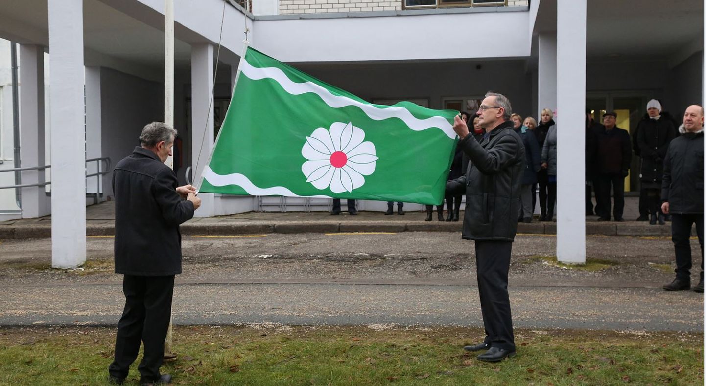 Jõgeva valla lipu langetasid vallavalitsuse ehitusspetsialist Aavo Välba(vasakul) ja majandusspetsialist Uuno Laul.