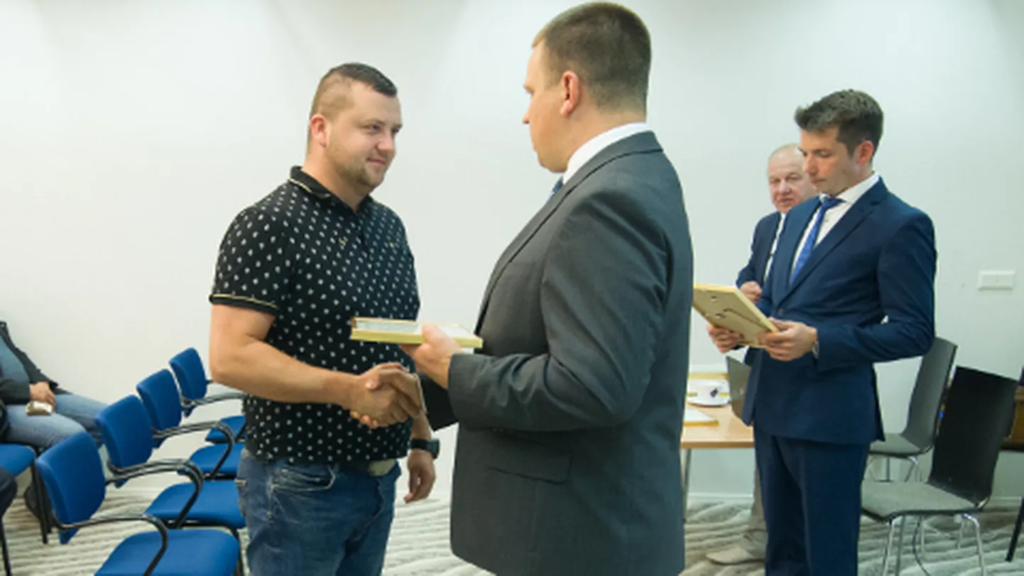 Tänu teenete eest. Tänavu augusti alguses, kui kohtuprotsess oli veel pooleli, andis peaminister ja Keskerakonna esimees Jüri Ratas Keskerakonda kuuluvale Alar Seppernile tänukirja ja erakonna aumärgi teenete eest erakonna ees.
