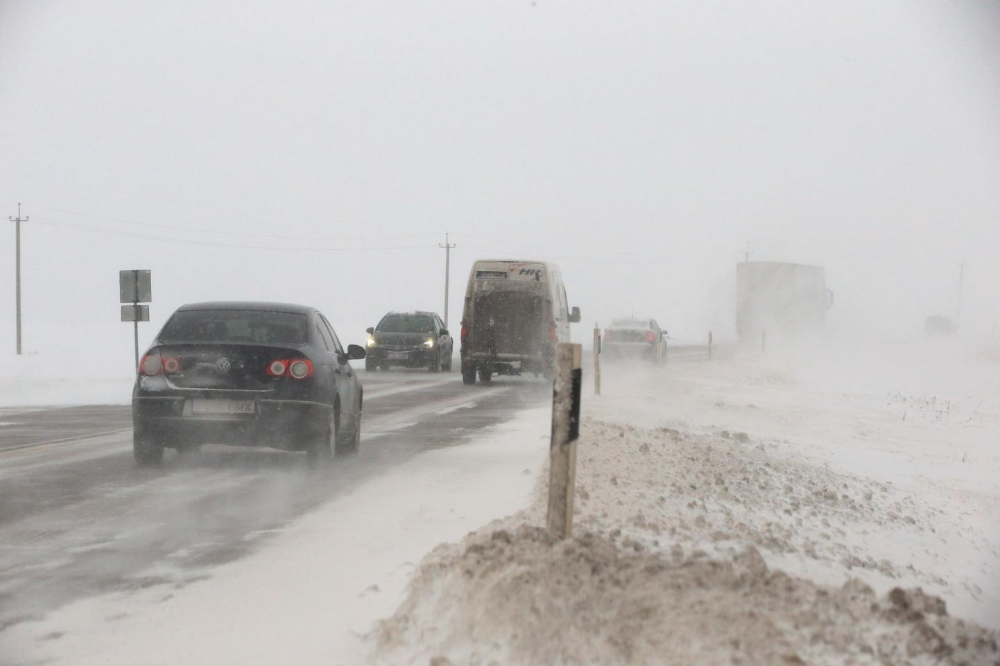 Tihe lumesadu ja tuisk muudab liiklusolud ohtlikuks.