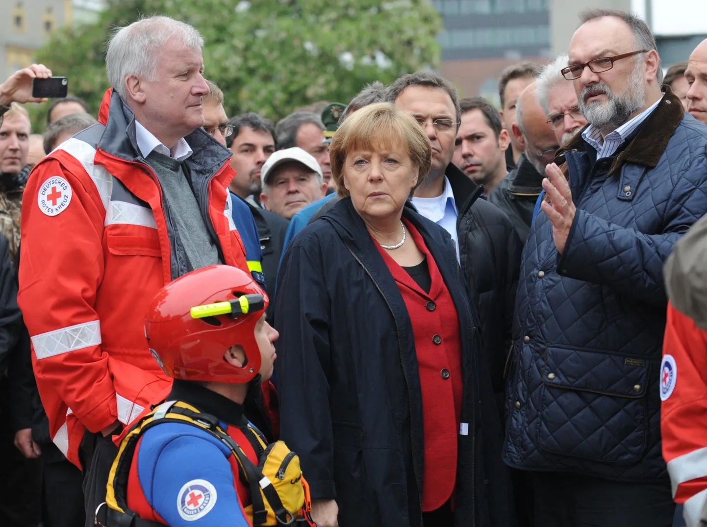 Saksamaa liidukantsler Angela Merkel (keskel), Baieri liidumaa juht Horst Seehofer (vasakul) Passau linnapäe Jürgen Dupper (paremal) täna üleujutatud Passau linnas.