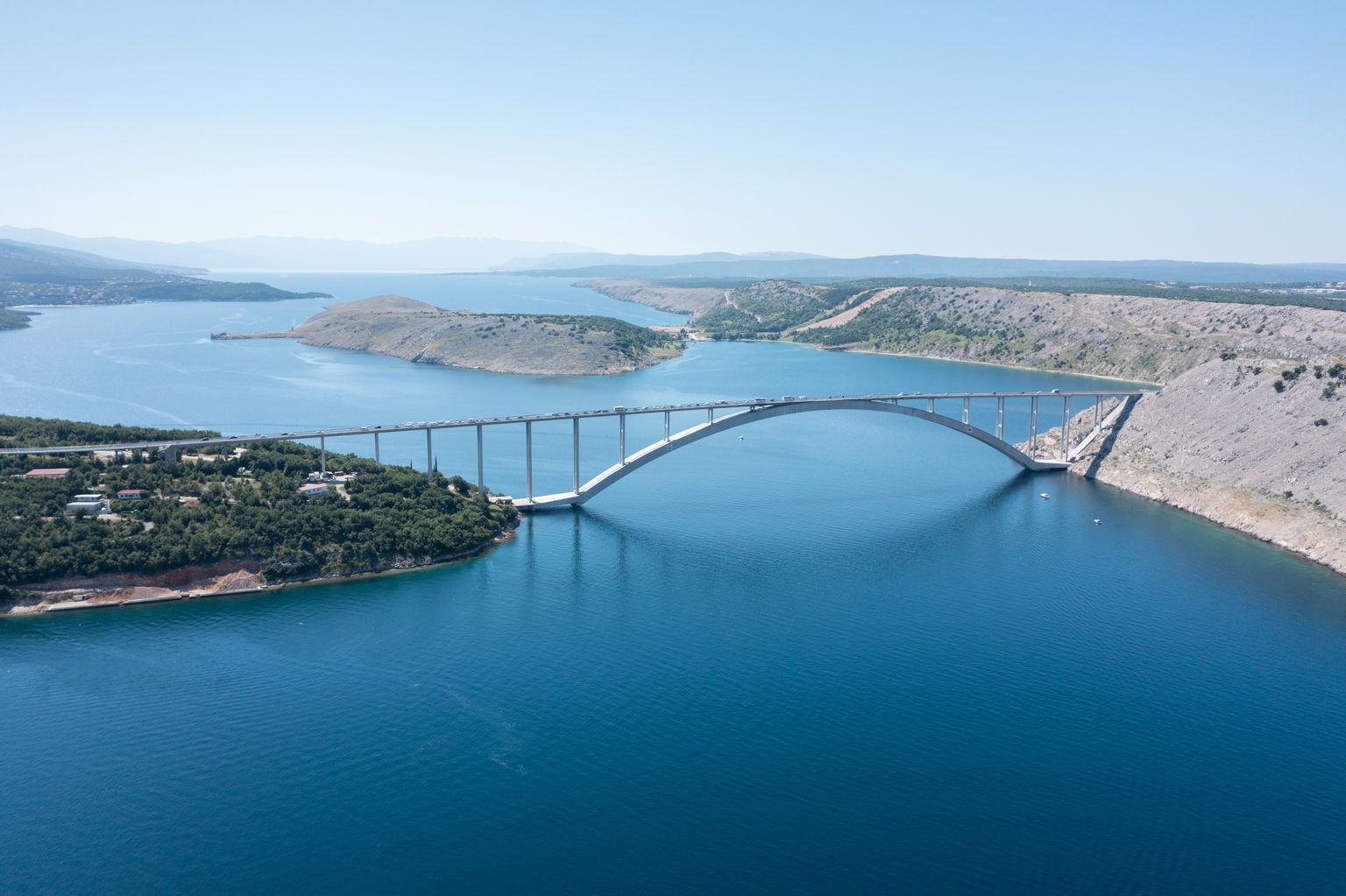 Horvaatia Krki saart maismaaga ühendav sild.