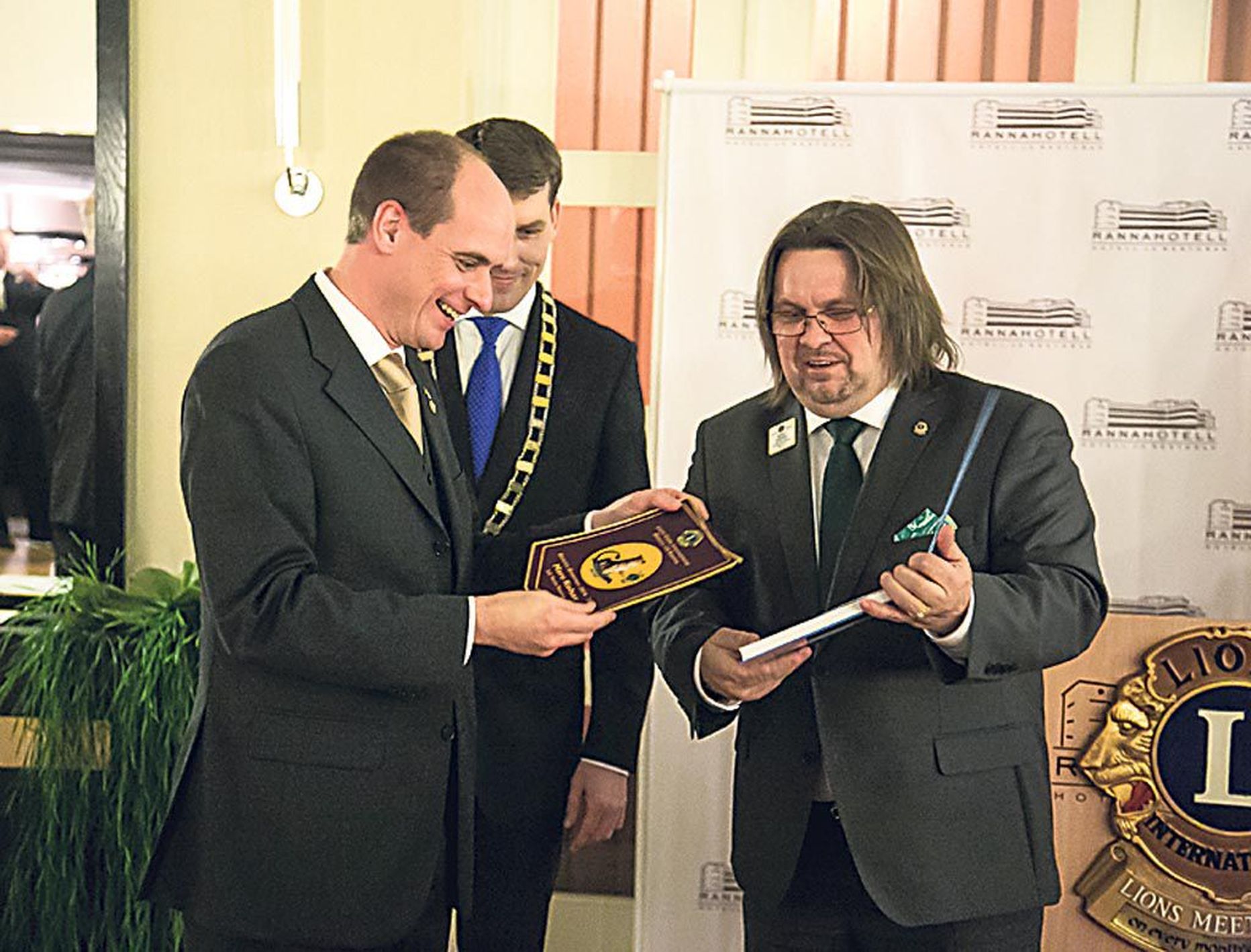 Lions Club Hamelni president Markus Jähn (vasakul) koos Pärnu klubi presidendi Andres Metsoja ja Eesti Lions-piirkonna teise asekuberneri Raivo Kokseriga meeneid vahetamas.