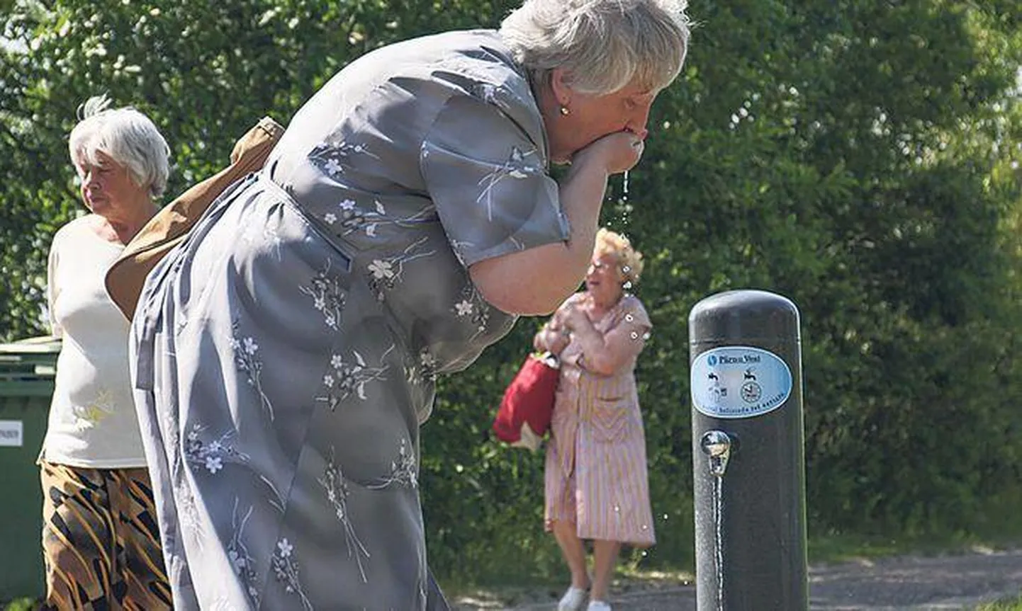 Pärnu keskranna lähedal pakuvad suvitajatele jahutust kolm veekraani puhta joogiveega.
