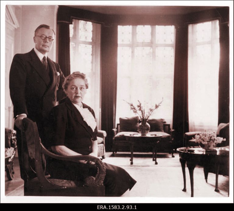 Eesti Vabariigi saadik Londonis August Torma koos abikaasaga 1950. või 1960. aastatel Londoni Eesti saatkonnas