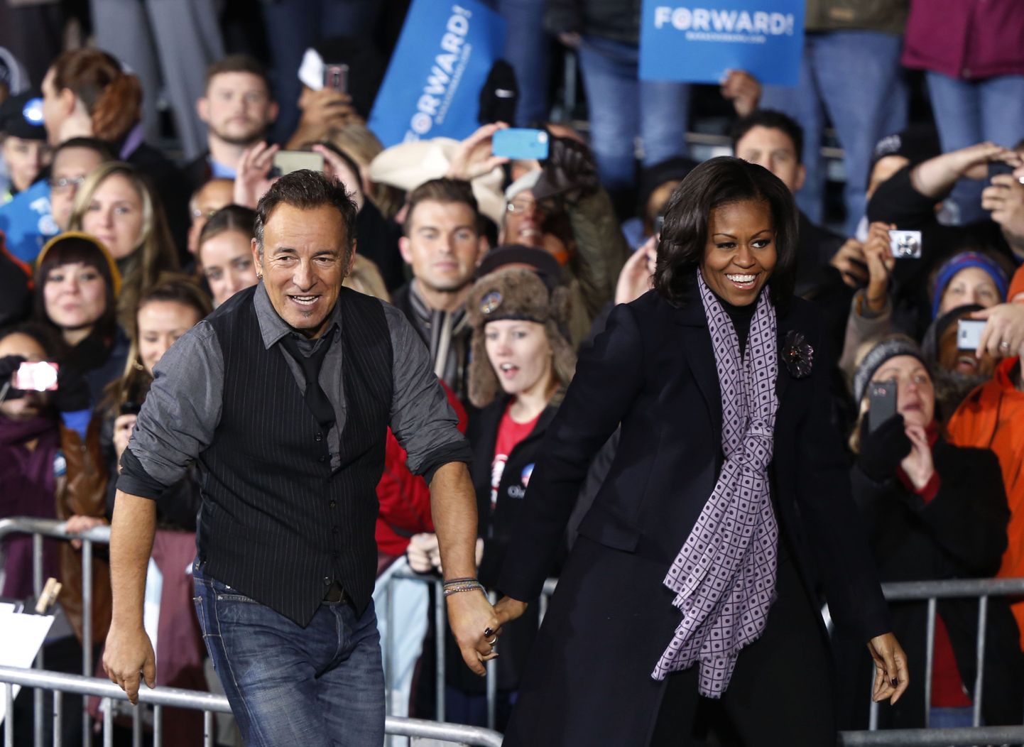 Laulja Bruce Springsteen eile õhtul Barack Obama valimisüritusel saatmas Michelle Obamat teel lavale.