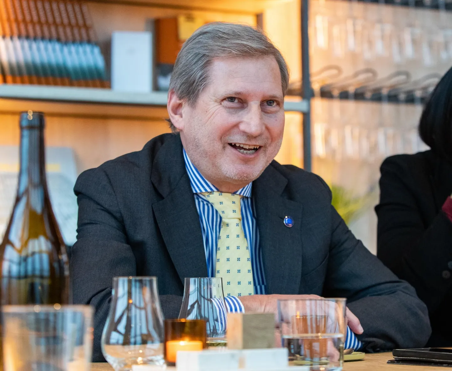«Kas ma näen välja nagu halb politseinik?» naeris Euroopa Komisjoni eelarvevolinik Johannes Hahn vastuseks Postimehe küsimusele, milliseid halbu uudiseid ta seoses ühenduse ühiskassaga Eestisse tõi. FOTO: Mihkel Maripuu