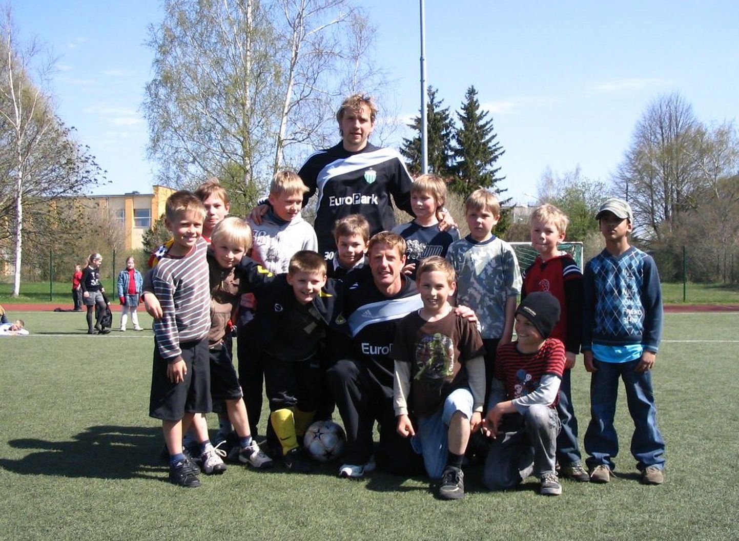 FC Levadia jalgpallimeeskonna staarid Martin Kaalma ja Indrek Zelinski tegid lastega koos pilte.