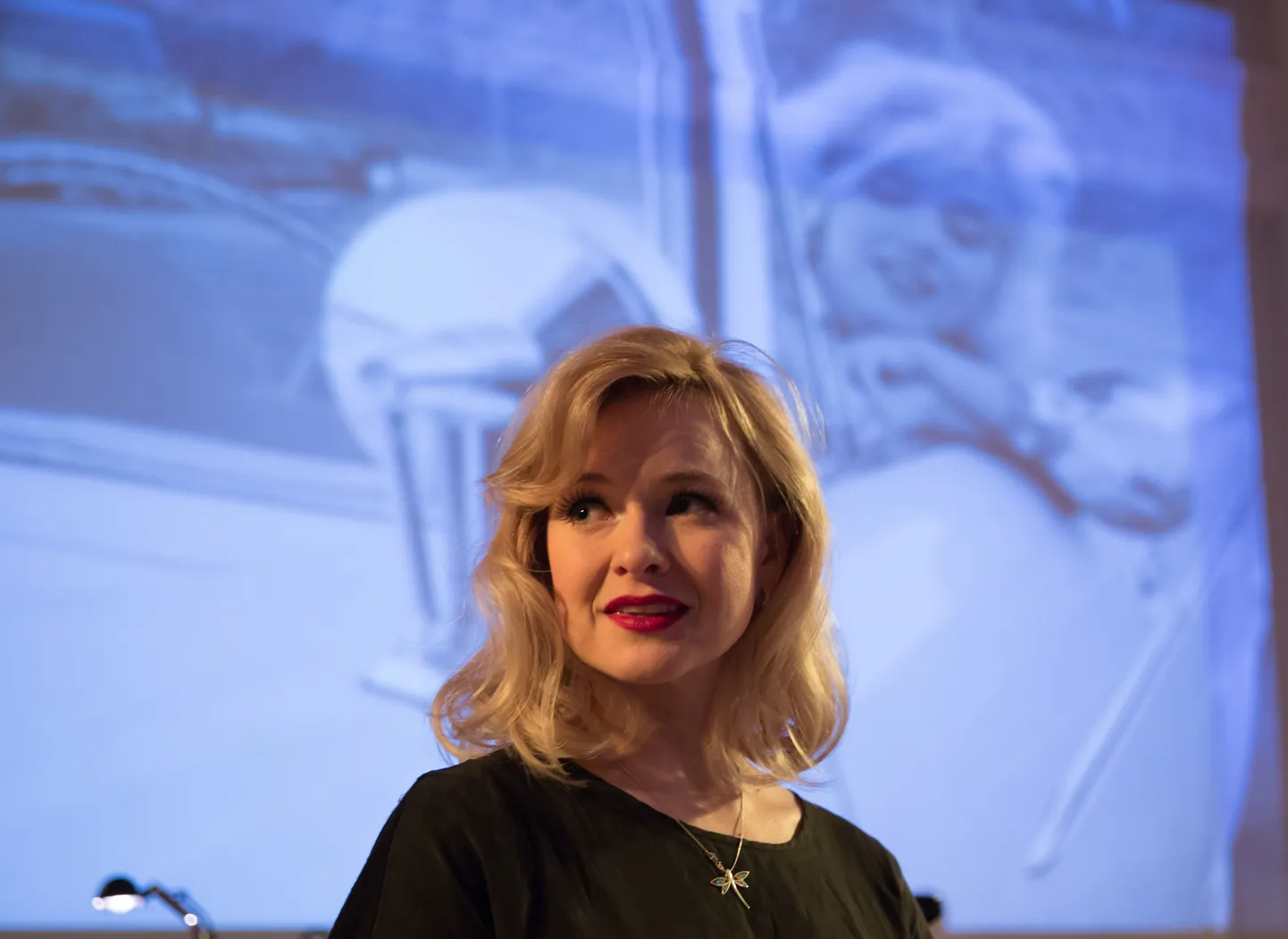 Hanna-Liina Võsa proovis Marilyn Monroe laule harjutamas.