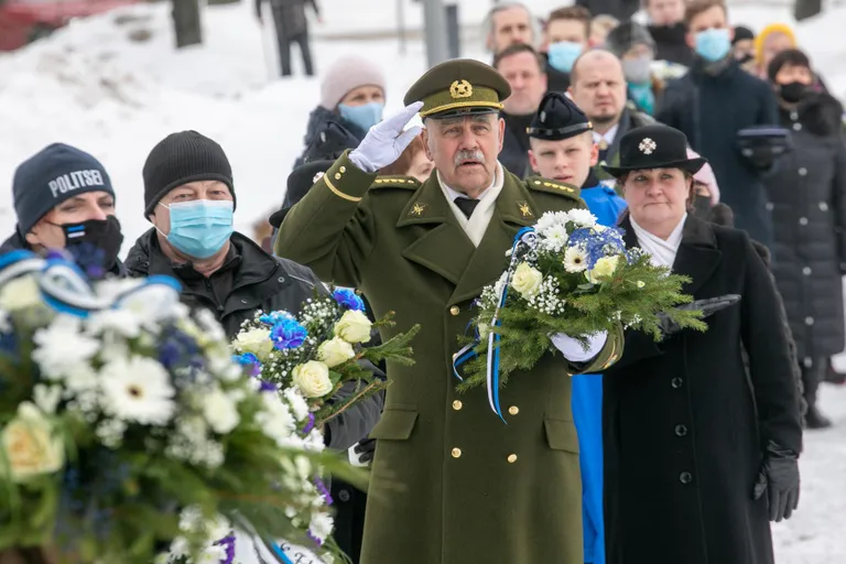 Kaitseliidu liige alates 1992. aastast ja Viru maleva asutajaliige Ants Silm annab au vabadussõjas hukkunutele.