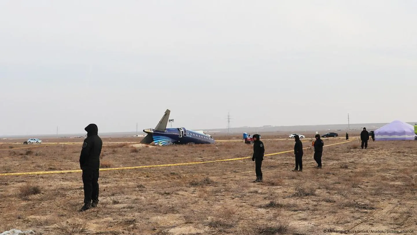 Сбор вещественных доказательств на месте крушения самолета AZAL в Казахстане