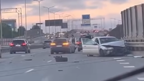 VIDEO ⟩ Smaga avārija uz Dienvidu tilta. Neskaidros apstākļos sadūrušies divi spēkrati