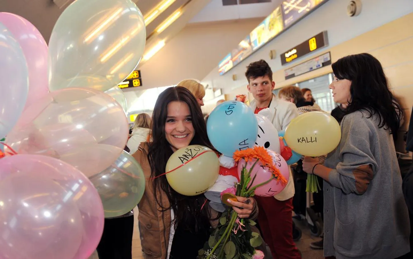 Eile Eestisse jõudnud Getter Jaani ja tema tiim võeti lennujaamas vastu lillede ja õhupallidega.