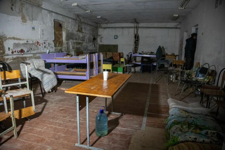 People lived in this basement for 25 dias.
