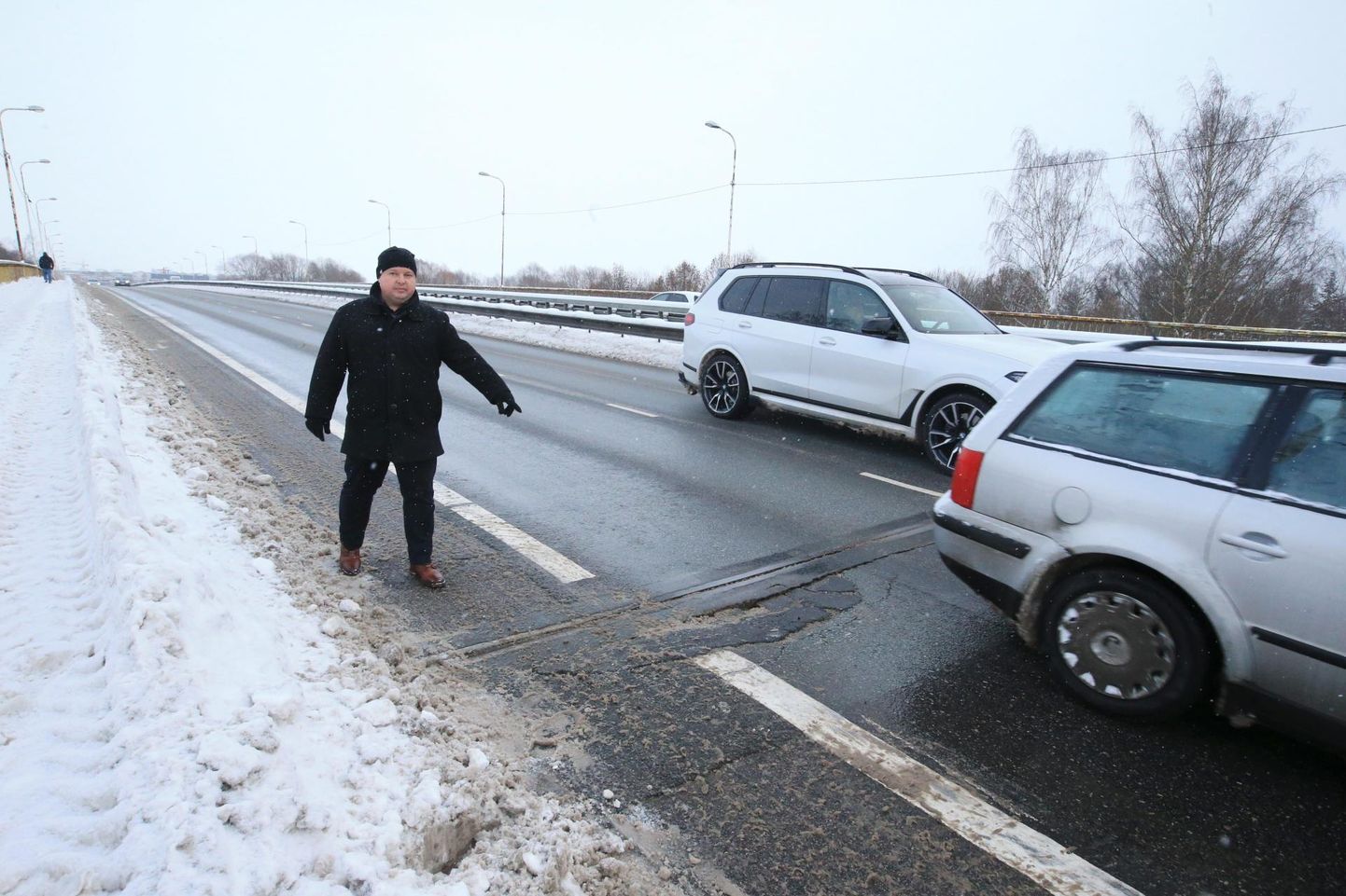 Tartu teedeteenistuse juhataja Oleg Lužetski näitab Sõpruse silla katkist vuuki, mis toob kaasa kuid kestvad liikluspiirangud.