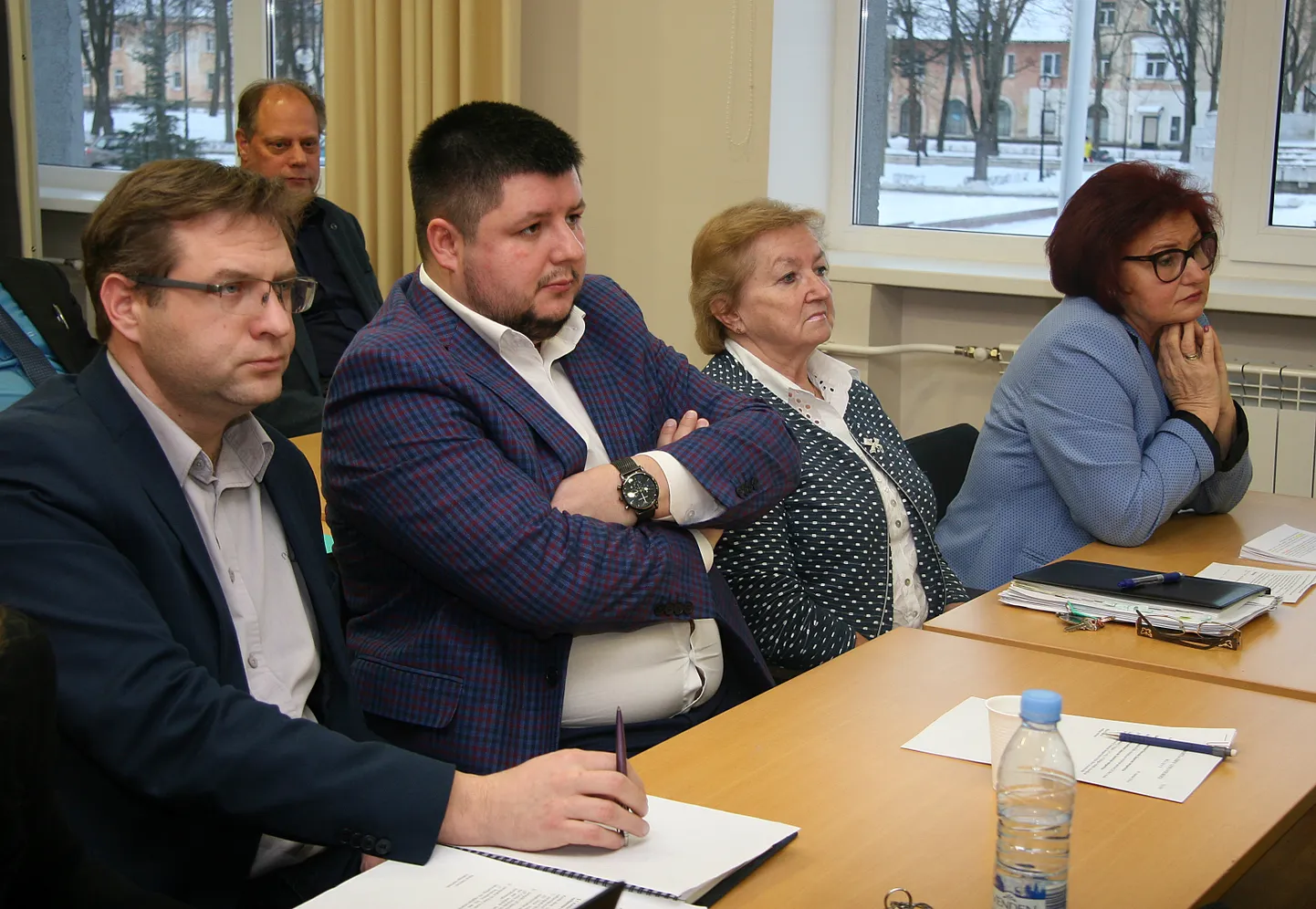 Kohtla-Järve linnavalitsuse liikmed jäävad uuel aastal terendanud järjekordsest palgatõusust ilma. Abilinnapead Vitali Borodin, Deniss Veršinin, Viive Keskküla ja pildilt puuduv Niina Aleksejeva peavad leppima 3780eurose ning linnapea Ljudmila Jantšenko 4320eurose kuupalgaga.