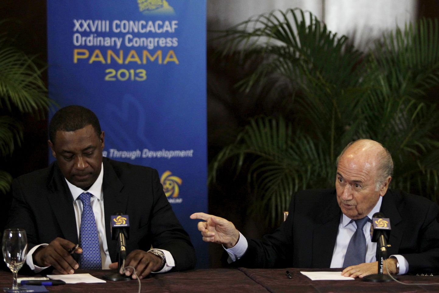 Paremal FIFA president Joseph Blatter, vasakul Jeffrey Webb