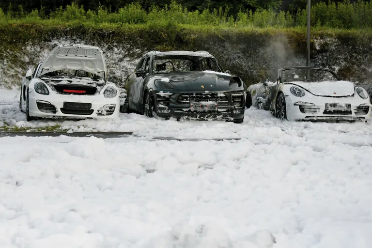 Mässajate poolt hävitatud Porsched Hamburgis. Foto: AP/Scanpix